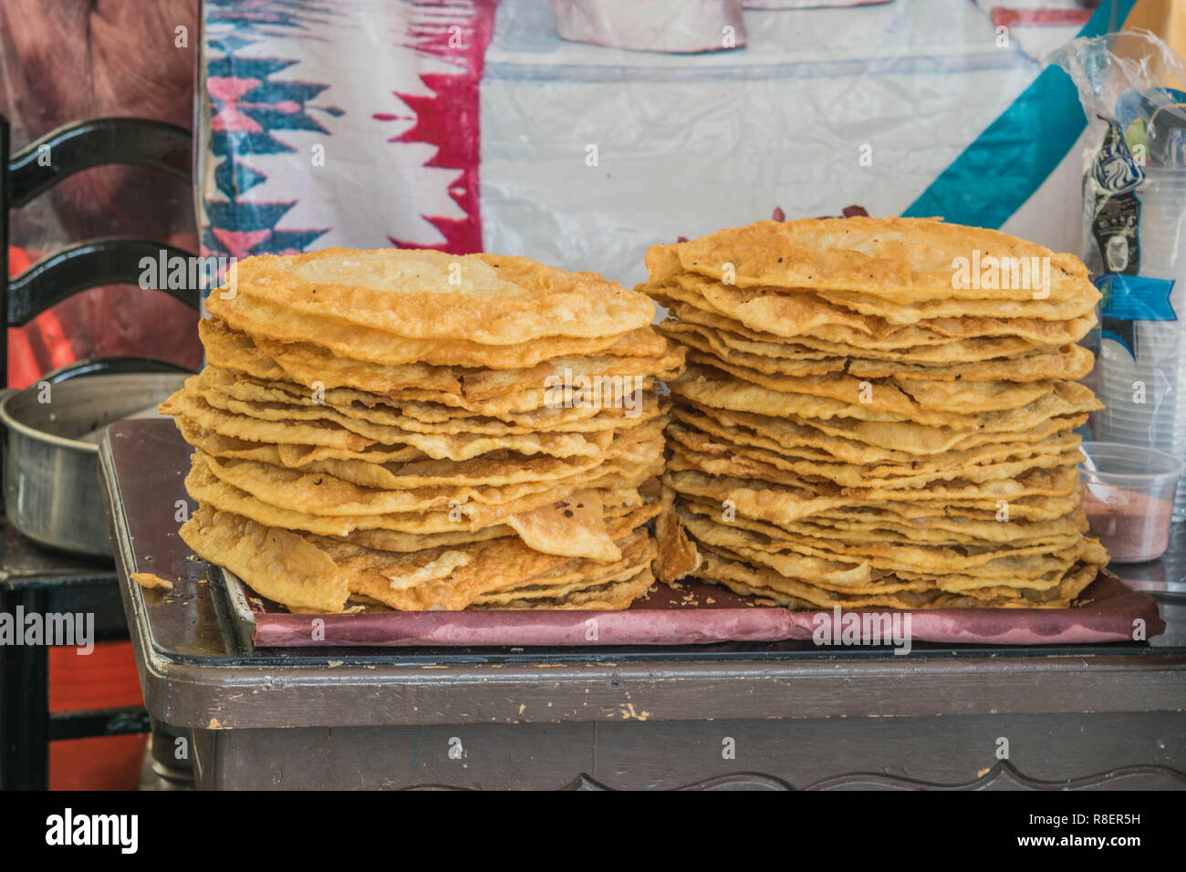 Isolato colpo di molte conchiglie tostada, impilati alta, in Messico Foto Stock