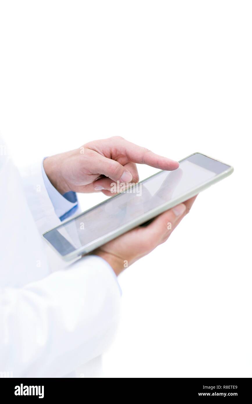 Medico maschio utilizzando digitale compressa. Foto Stock