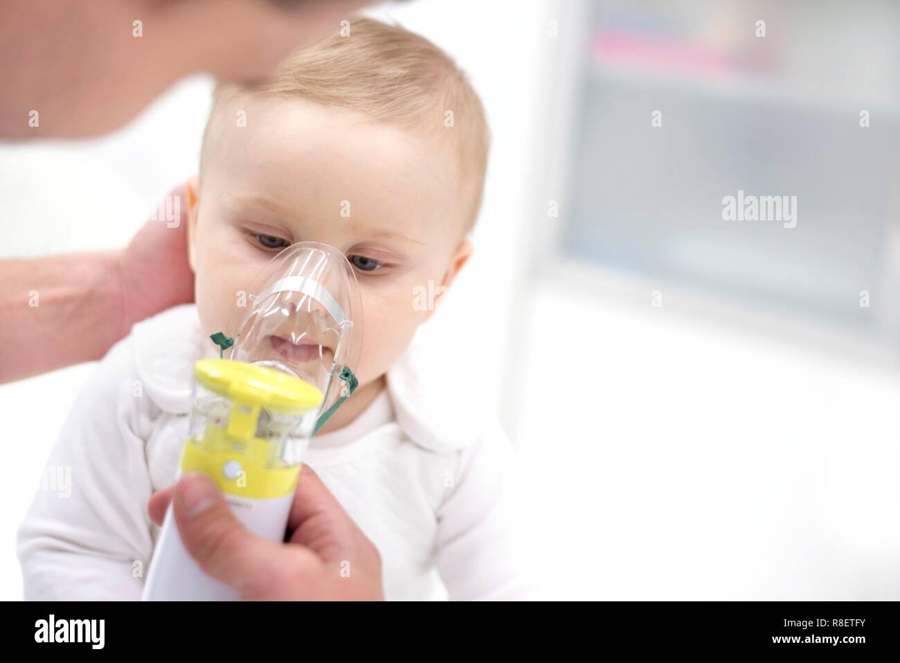 Baby boy utilizzando nebulizzatore. Foto Stock