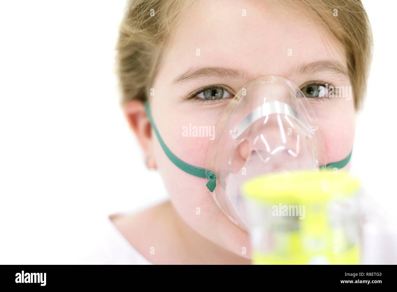 Ragazza giovane con nebulizzatore. Foto Stock
