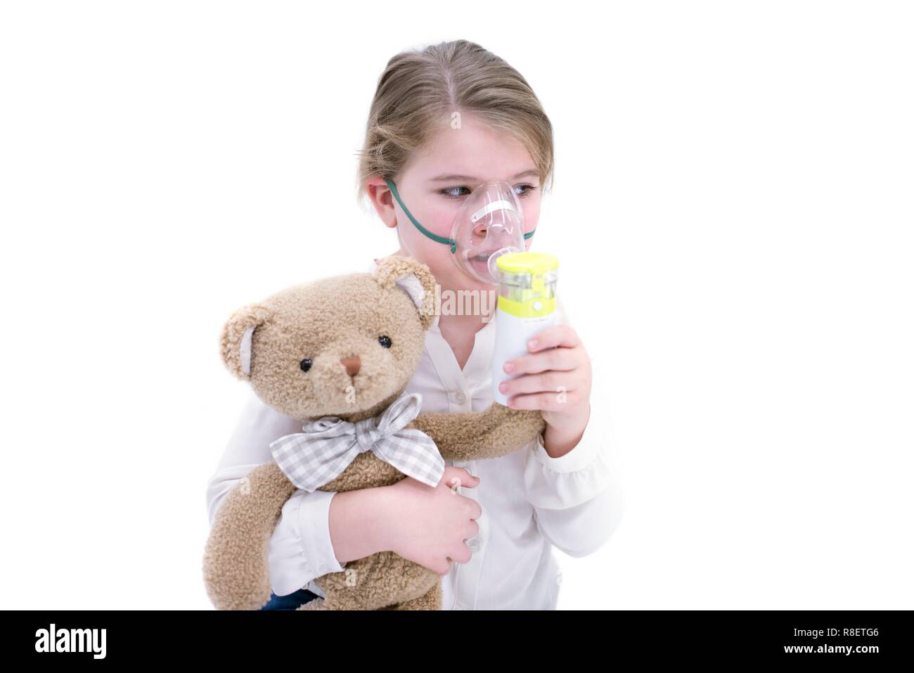 Ragazza giovane con ampolla holding Teddy bear. Foto Stock
