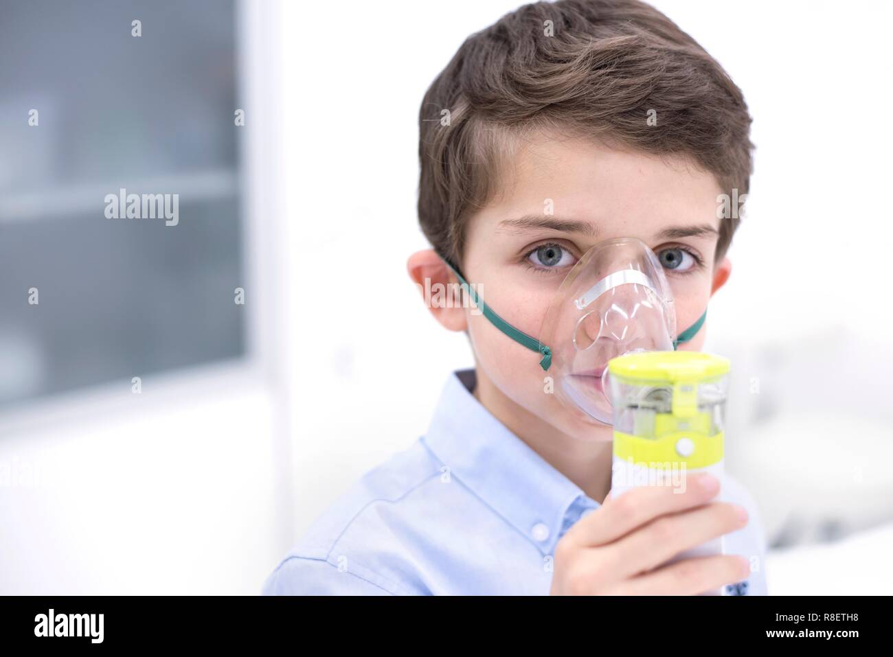 Ragazzo con nebulizzatore. Foto Stock