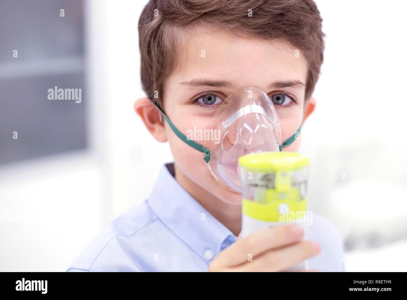 Ragazzo con nebulizzatore. Foto Stock