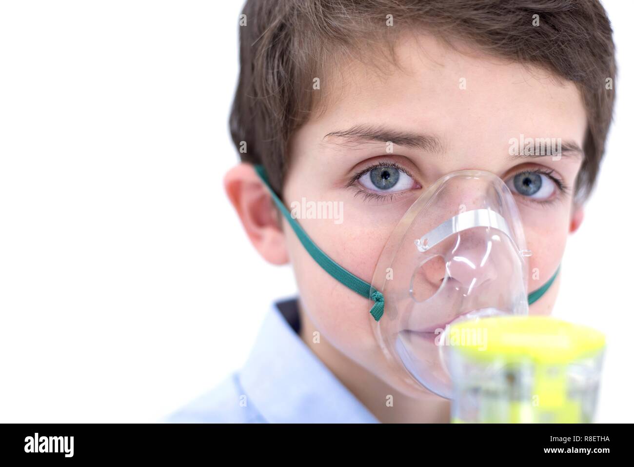 Ragazzo con nebulizzatore. Foto Stock