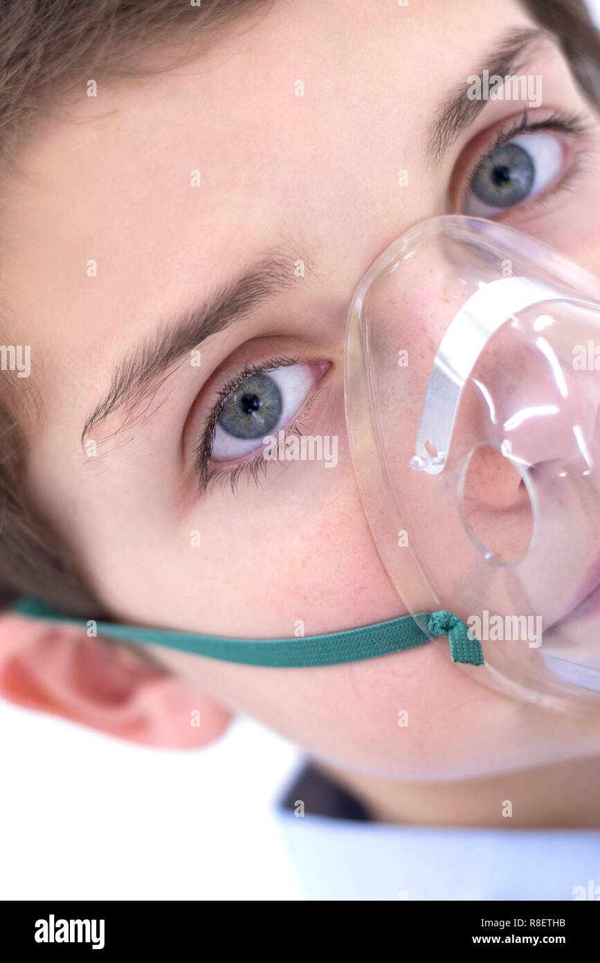 Ragazzo con nebulizzatore. Foto Stock