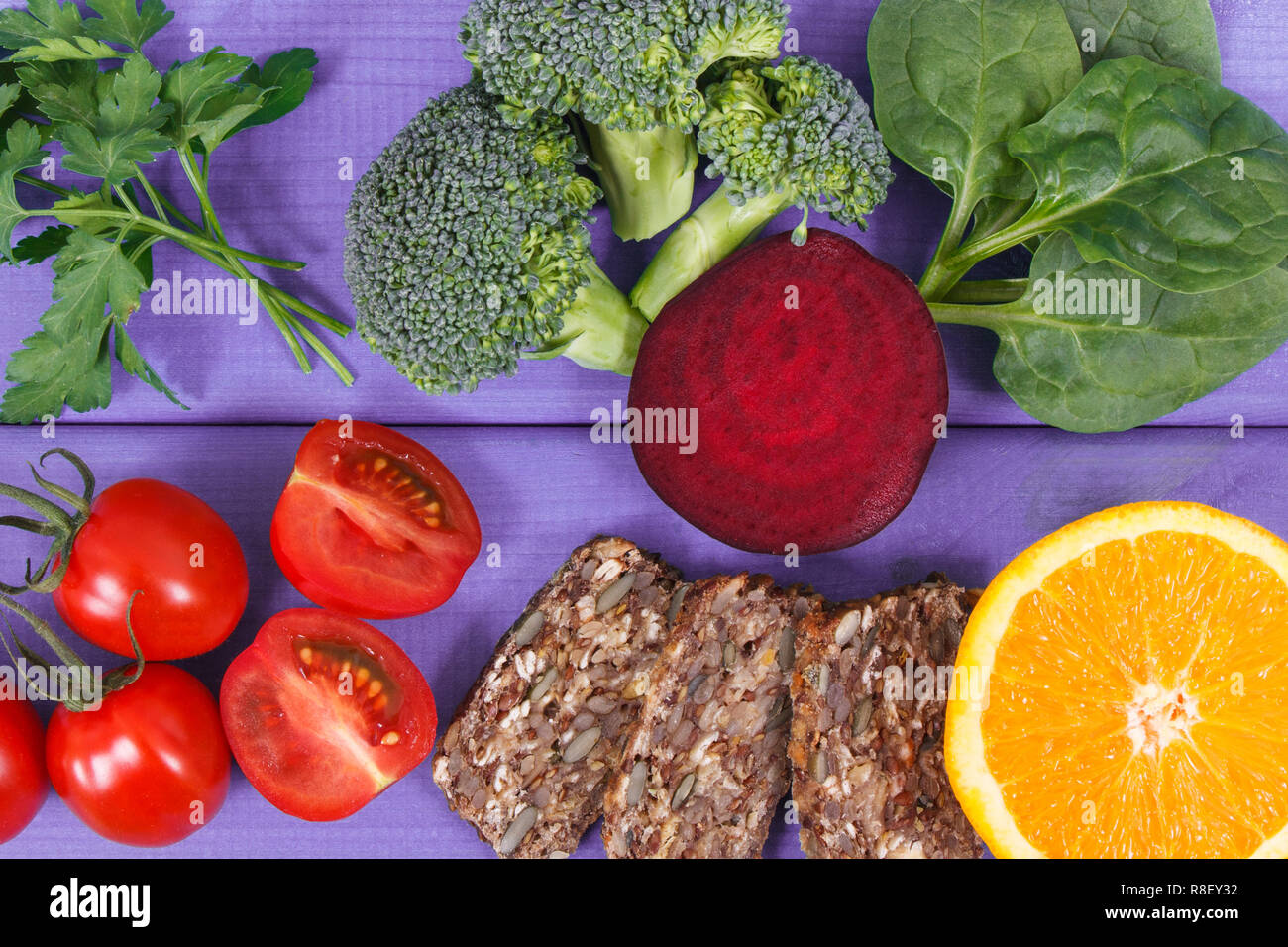 Prodotti nutrienti contenenti vitamina B9, fonti naturali di minerali e acido folico, concetto di sana alimentazione Foto Stock