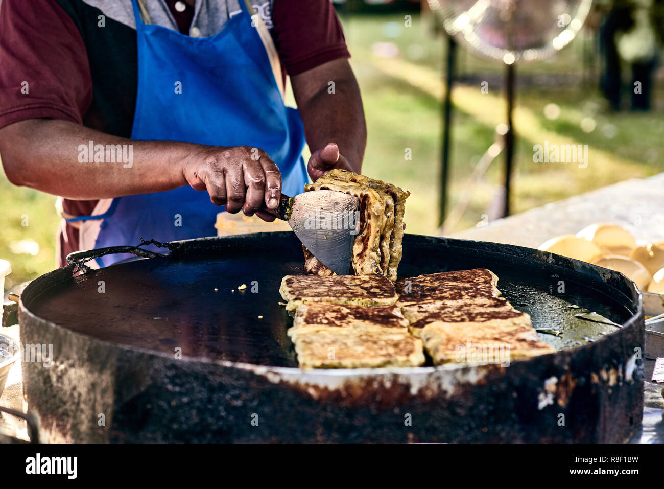 La cottura di Murtabak, tradizionali asiatici torte con riempimento interno. Classica asiatica cucina di strada da l'isola di Langkawi in Malaysia. Close up. Foto Stock