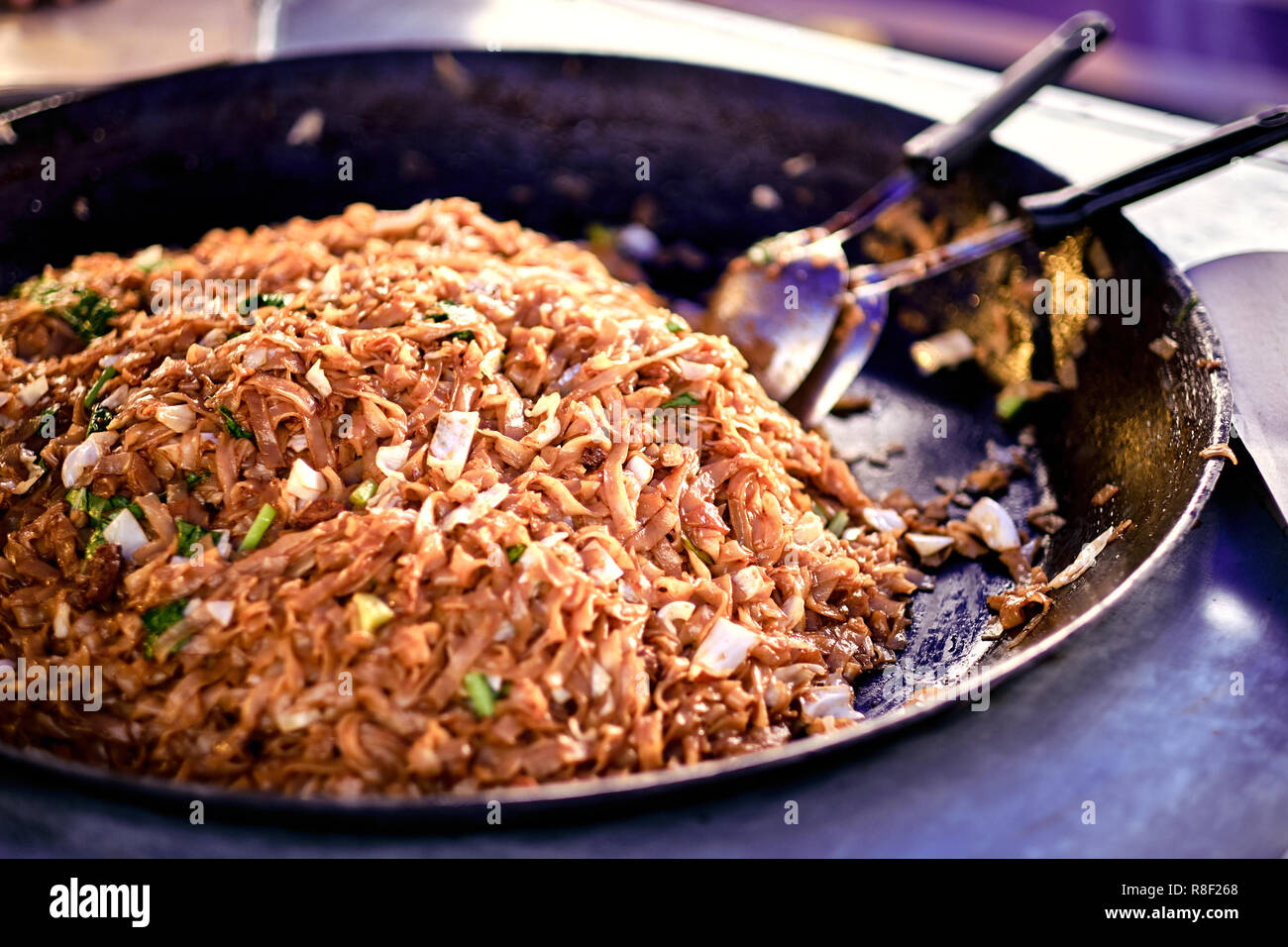 Asiatici, indiani e cinesi il cibo di strada. Food court sul mercato locale dell'isola di Langkawi, Malesia. Tradizionali asiatici street food. Foto Stock