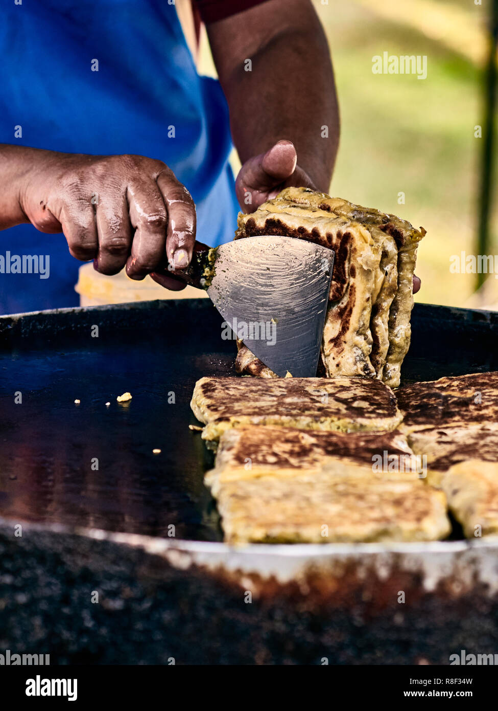 La cottura di Murtabak - tradizionali asiatici torte con riempimento interno. Classica asiatica cucina di strada da l'isola di Langkawi in Malaysia. Close up. Foto Stock