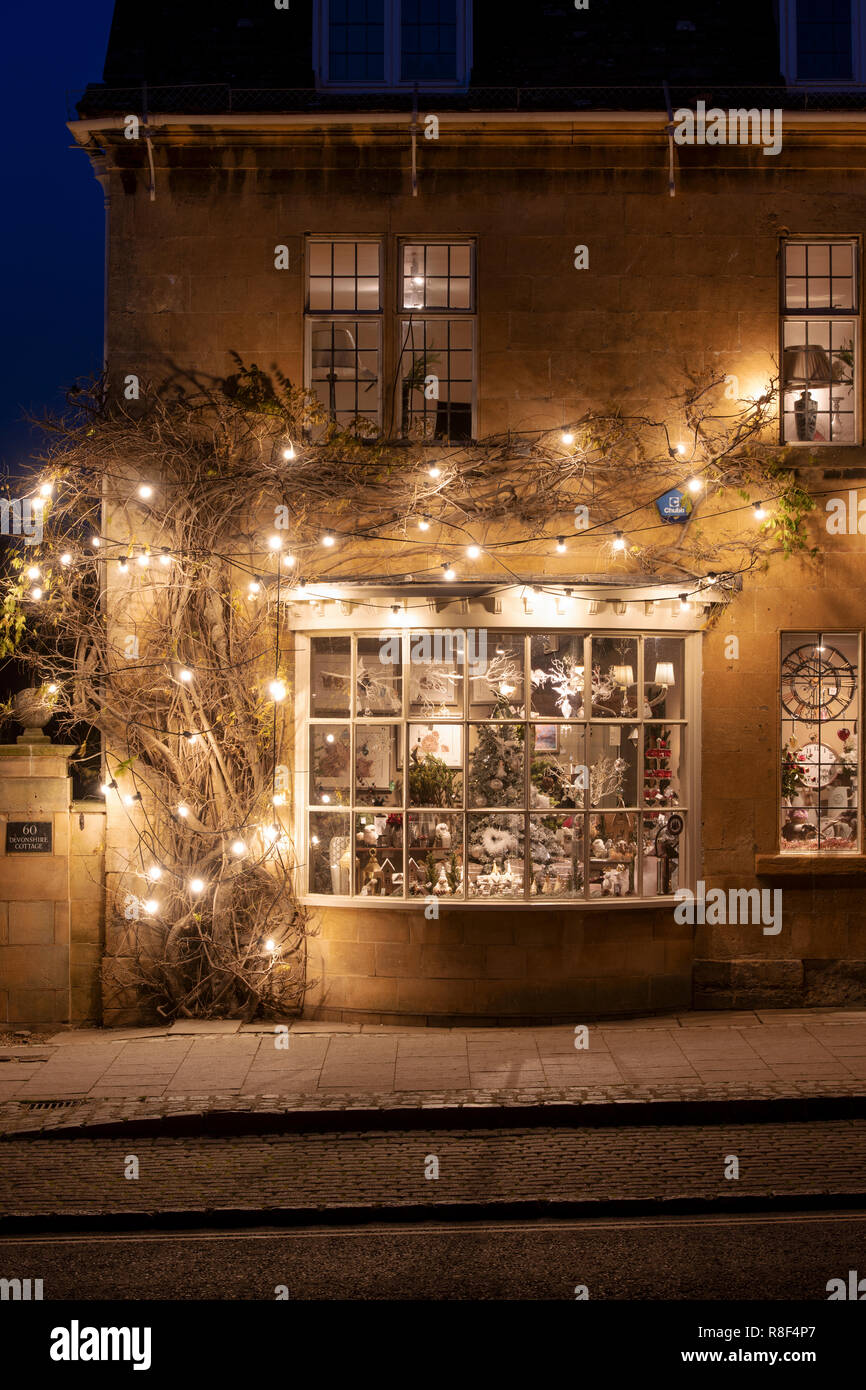 Pavilion Broadway shop natale nella finestra di visualizzazione di notte. Broadway, Cotswolds, Worcestershire, Inghilterra Foto Stock