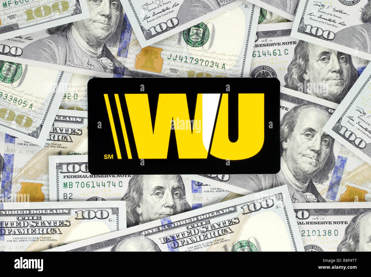 Kiev, Ucraina - 18 Settembre 2018: Western Union il logo stampato su carta, tagliata e posta su sfondo di denaro. Foto Stock