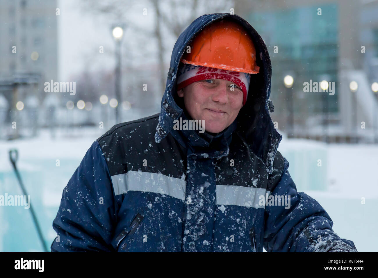 Ritratto di un lavoratore assunto nel disporre una città di ghiaccio Foto Stock