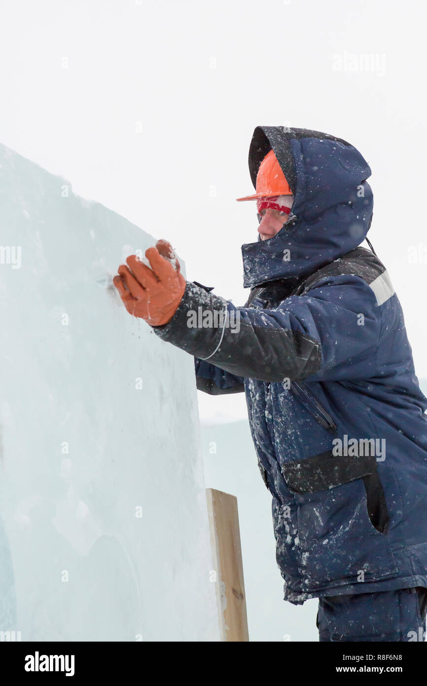 Ritratto di un lavoratore assunto nel disporre una città di ghiaccio Foto Stock