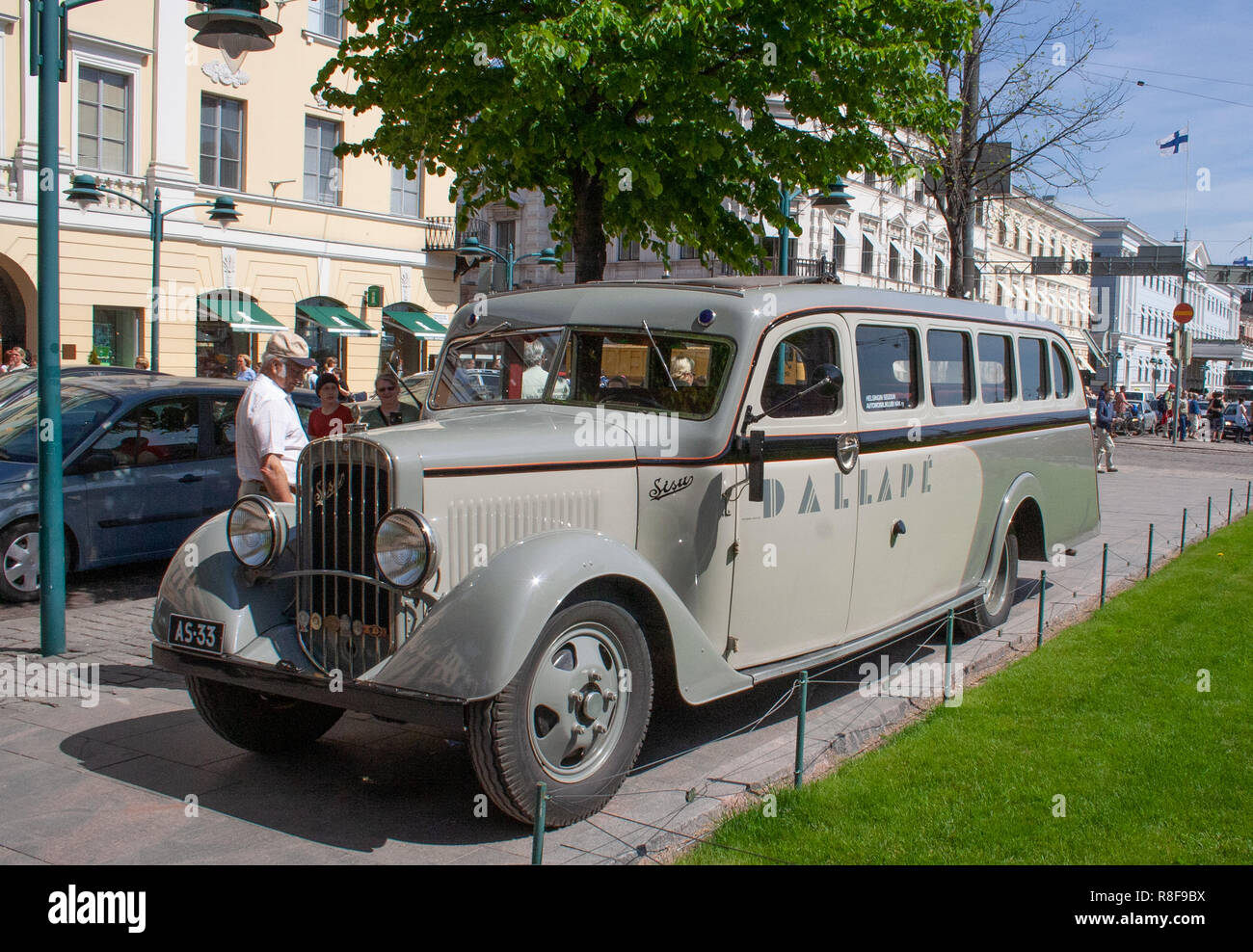 Veicolo storico, l'autobus Sisu 322 dall'anno 1933 restaurato al suo aspetto mentre serve l'Helsinki Jazz band 'Dallapé'. Foto Stock