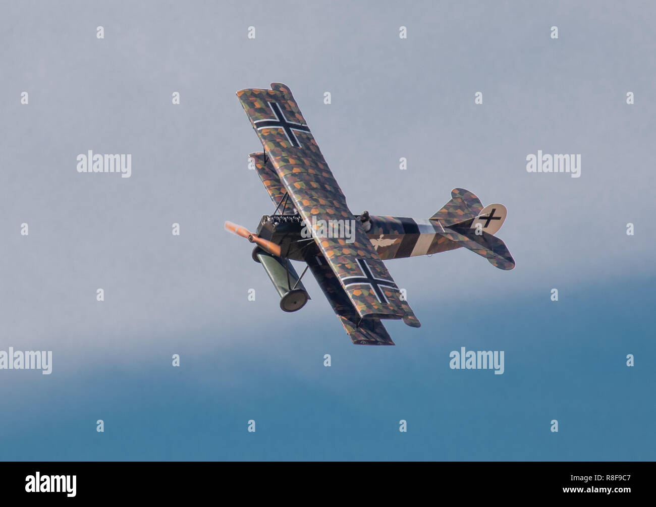 Storico Fokker D.VII biplano fighter su un display volo al finlandese della Air Force 100 anni di anniversario Air Show a Tikkakoski il 16 giugno 2018. Foto Stock