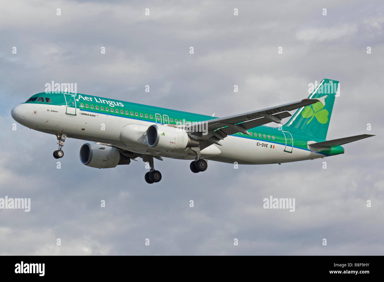 Aer Lingus Airbus A320-214 EI-DVE l'atterraggio all'Aeroporto di Londra Heathrow Foto Stock