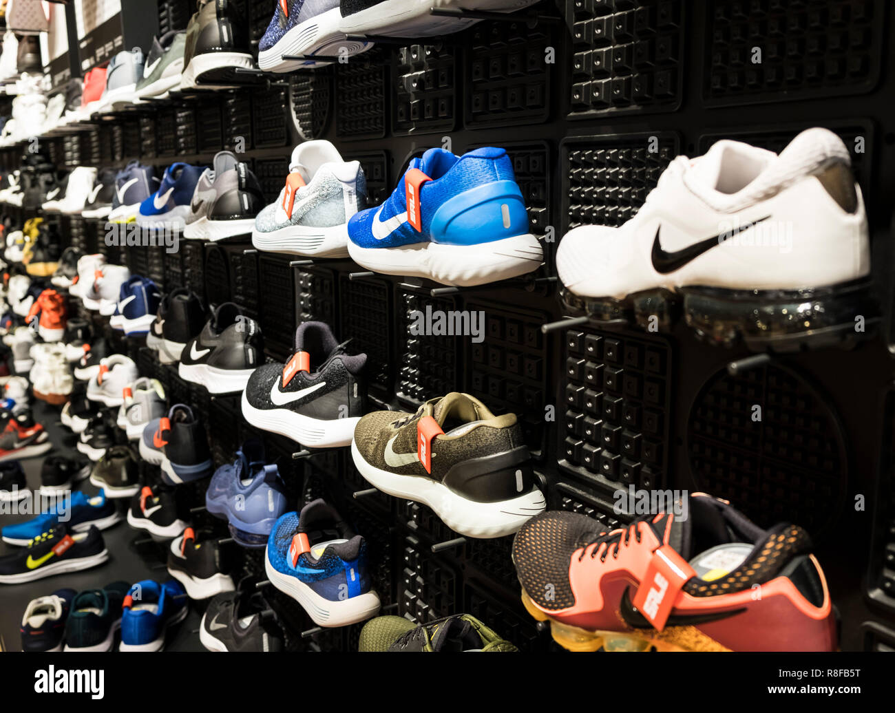 Hong Kong, Aprile 7, 2019: scarpe Nike in negozio Foto stock - Alamy