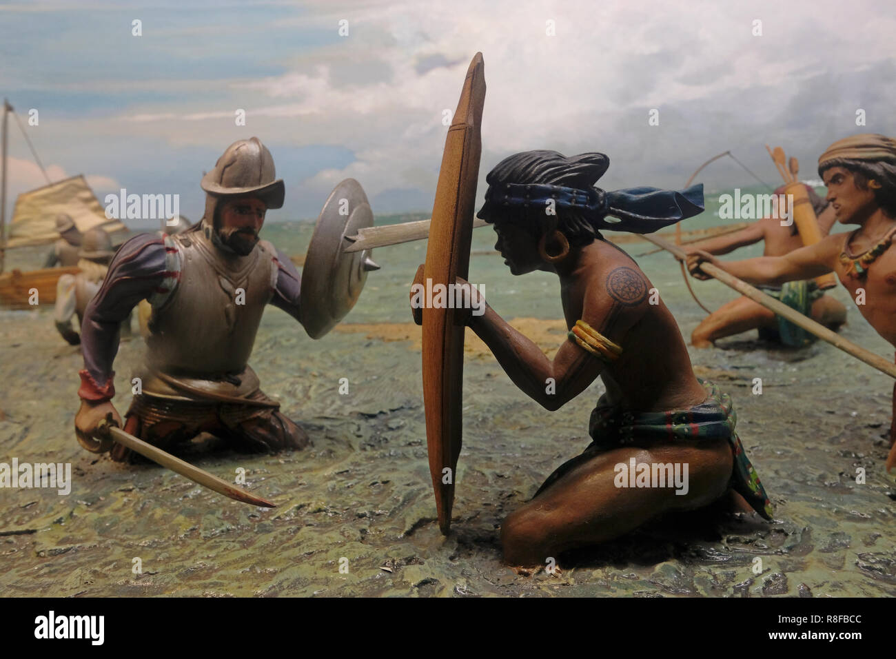 Diorama raffigura la battaglia di Mactan combattuta nelle Filippine il 27 aprile 1521, prima della colonizzazione spagnola in cui i guerrieri di Lapu-Lapu, un capo nativo dell'isola di Mactan, sovrapersero e sconfissero una forza spagnola esposta al Museo Ayala, che ospita mostre etnografiche e archeologiche sulla cultura filippina, l'arte, E la storia si trova a Makati, Metro Manila, Filippine. Foto Stock Diorama raffigura la battaglia di Mactan combattuta nelle Filippine il 27 aprile 1521, prima della colonizzazione spagnola in cui i guerrieri di Lapu-Lapu, un capo nativo dell'isola di Mactan, sovrapersero e sconfissero una forza spagnola esposta al Museo Ayala, che ospita mostre etnografiche e archeologiche sulla cultura filippina, l'arte, E la storia si trova a Makati, Metro Manila, Filippine. Foto Stock