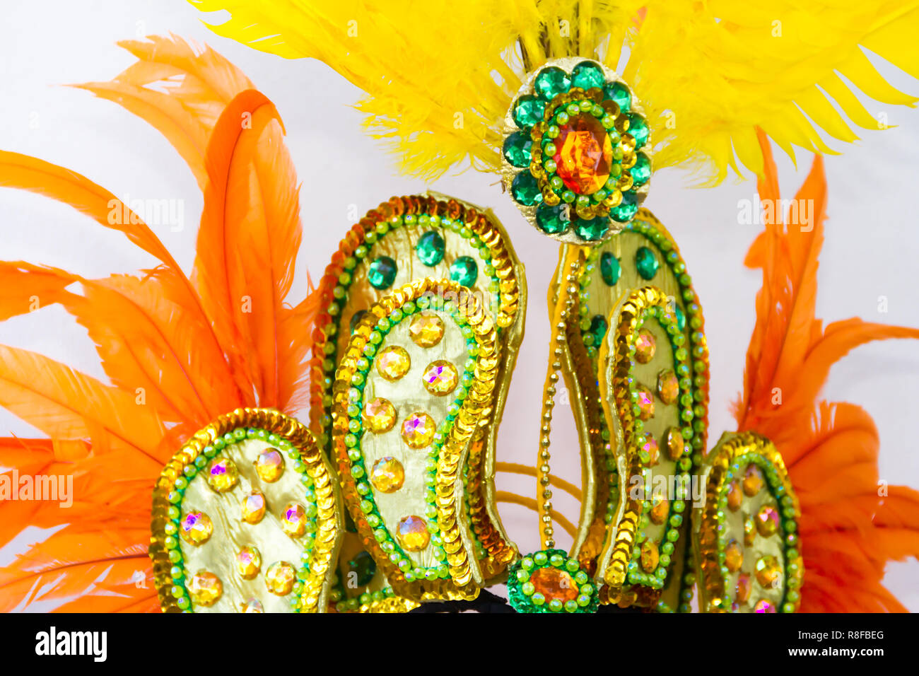Casco decorato con pietre brillanti e piume per carnevale Foto Stock