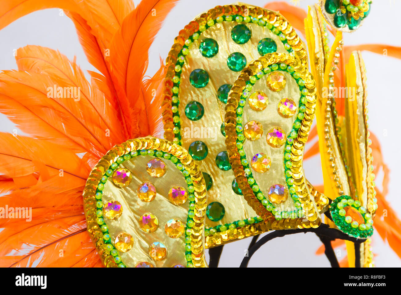 Casco decorato con pietre brillanti e piume per carnevale Foto Stock