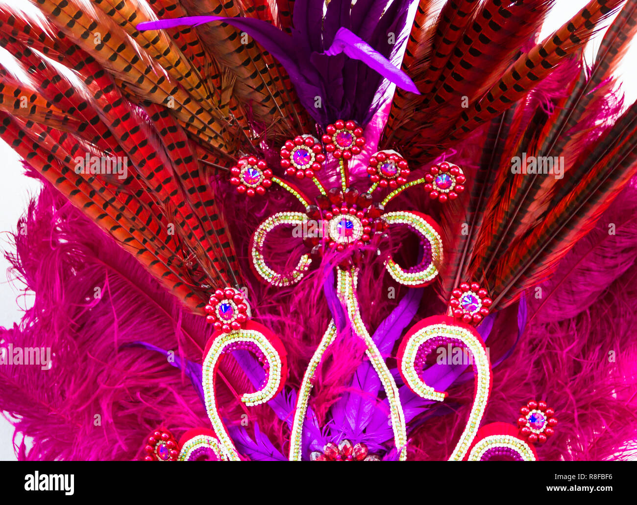 Casco decorato con pietre brillanti e piume per carnevale Foto Stock