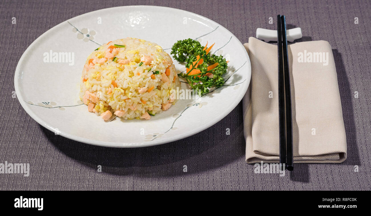 Salate riso con verdure e salmone, giapponese cucina fusion Foto Stock