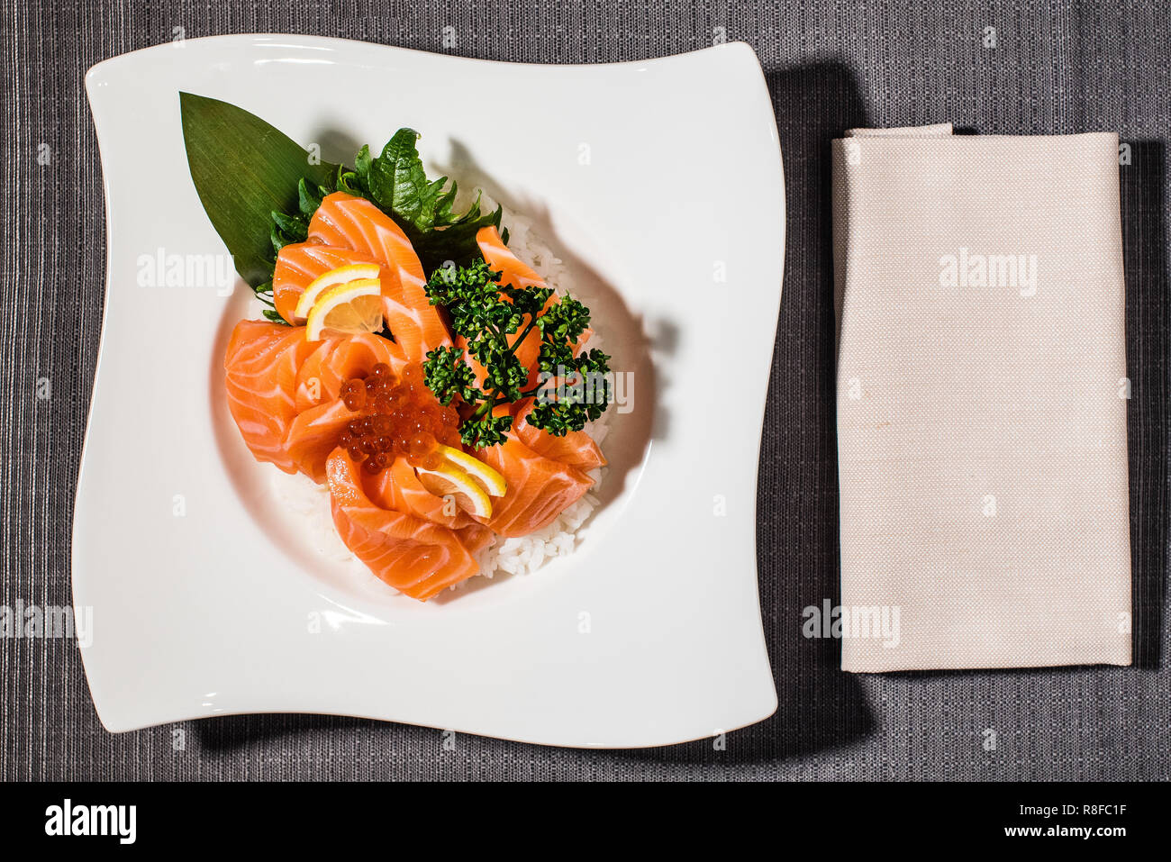 I filetti di salmone con caviale su un letto di riso bianco, asian fusion cuisine Foto Stock