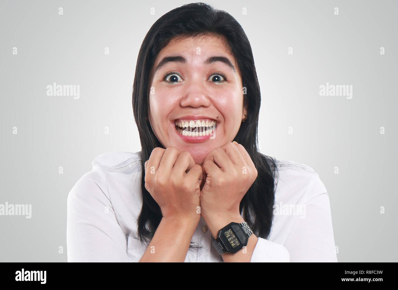 Foto immagine ritratto di una giovane bella donna asiatica sembrava molto eccitato, con grandi occhi e un grande sorriso sul suo viso Foto Stock