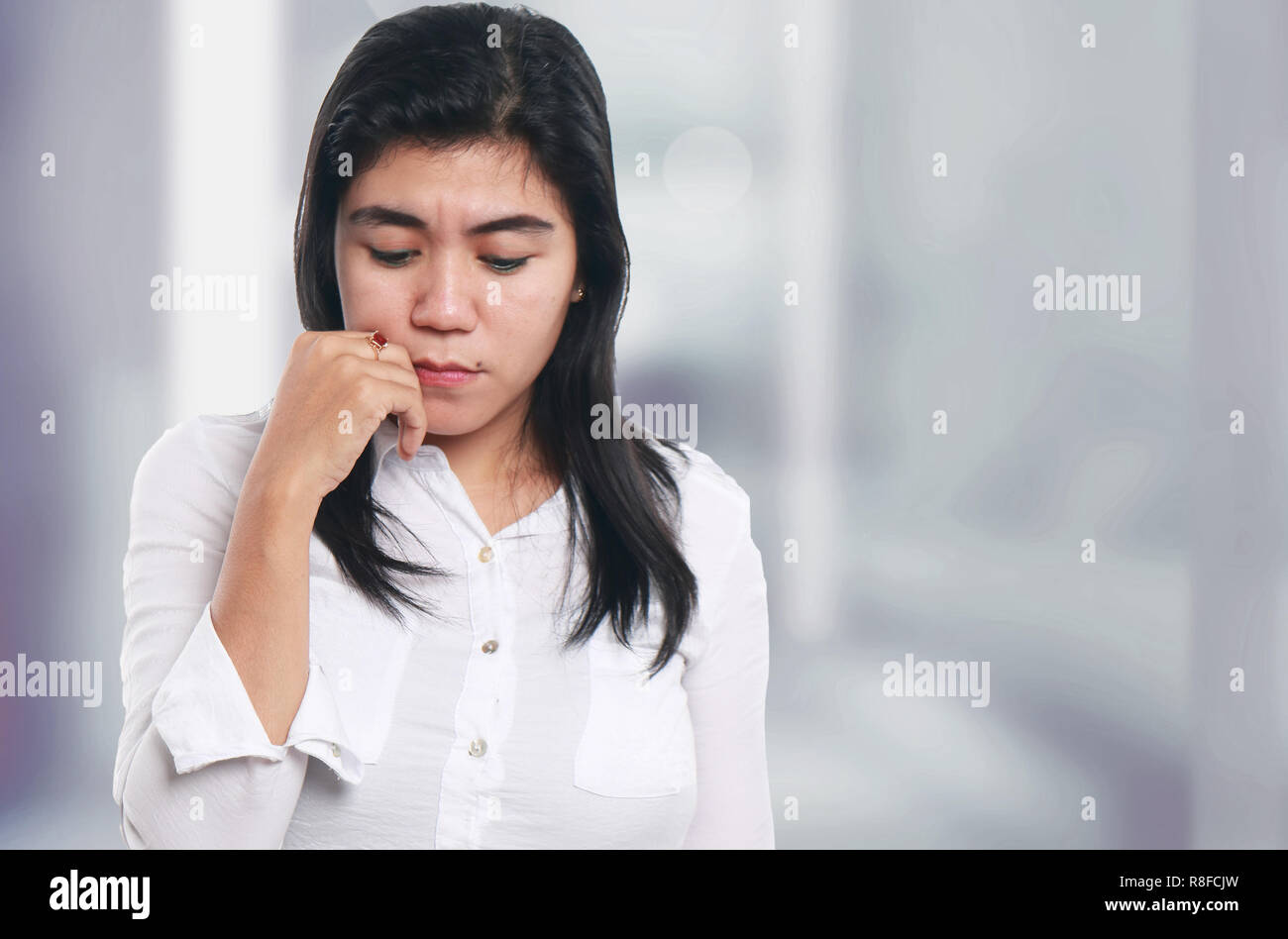 Triste donna asiatica guardando giù gridando bad emozione gesto Foto Stock