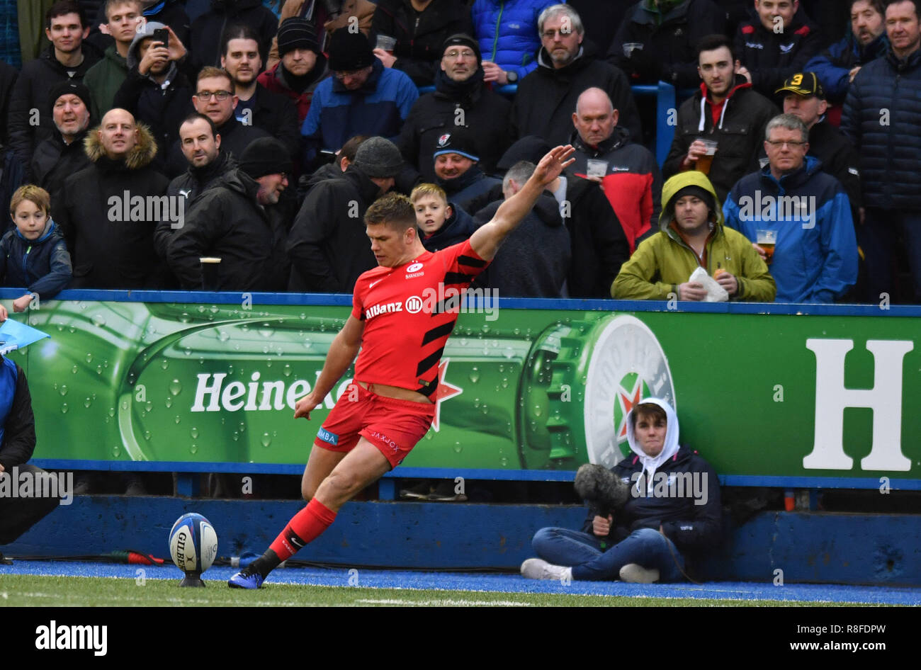 Saraceni Owen Farrell calci i primi punti del gioco durante la Heineken Champions Cup match a Cardiff Arms Park. Foto Stock