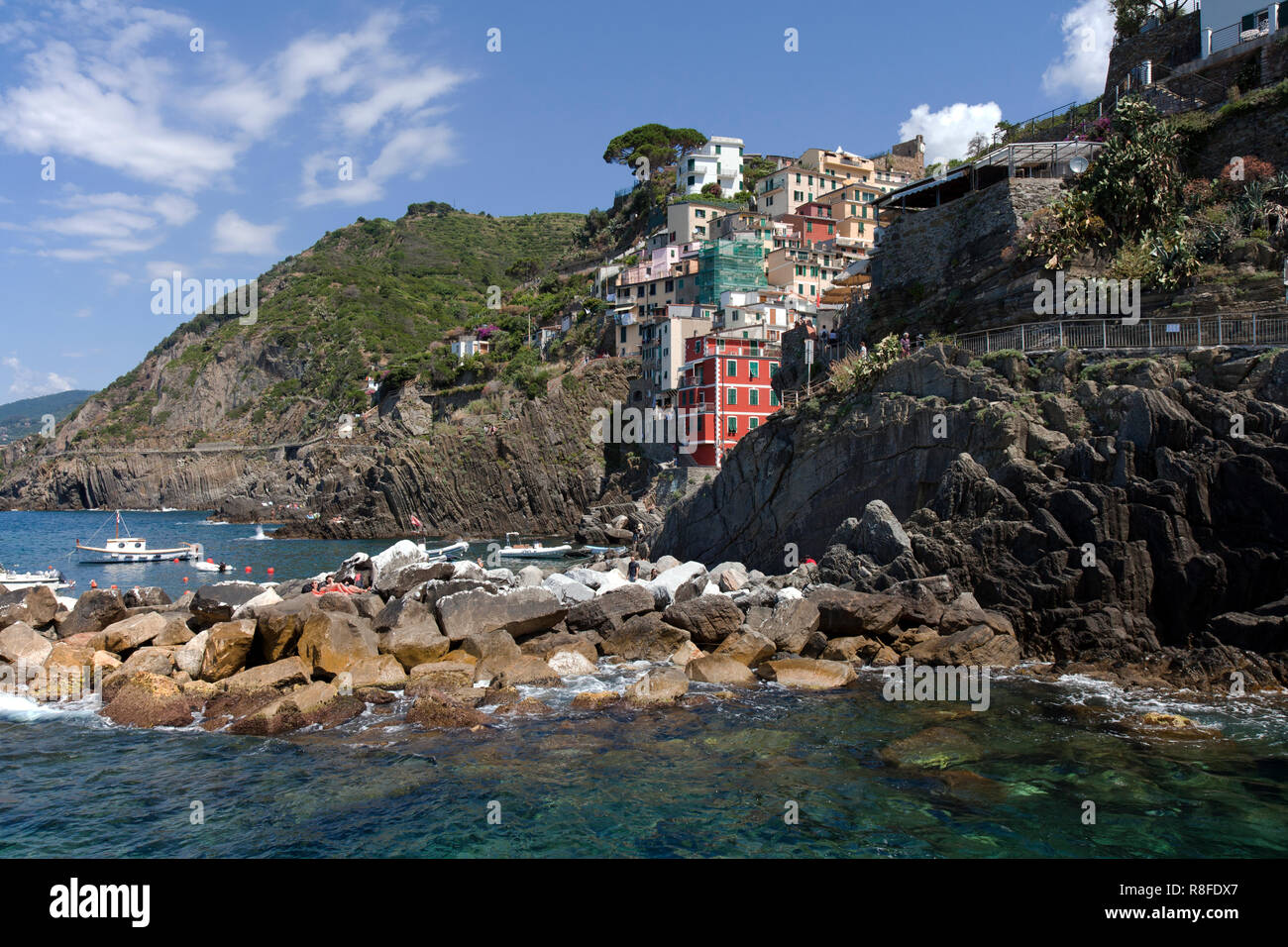 Questa vista di Riomaggiore mostra le due porzioni di cliffside sentiero utilizzato per viaggiare tra i cinque borghi di mare che compongono l'Italia il famoso Cinq Foto Stock