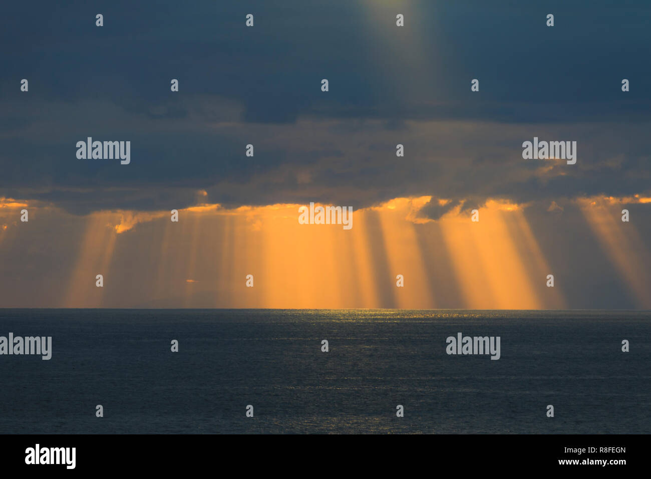 I raggi solari sono brilla attraverso le nuvole Foto Stock