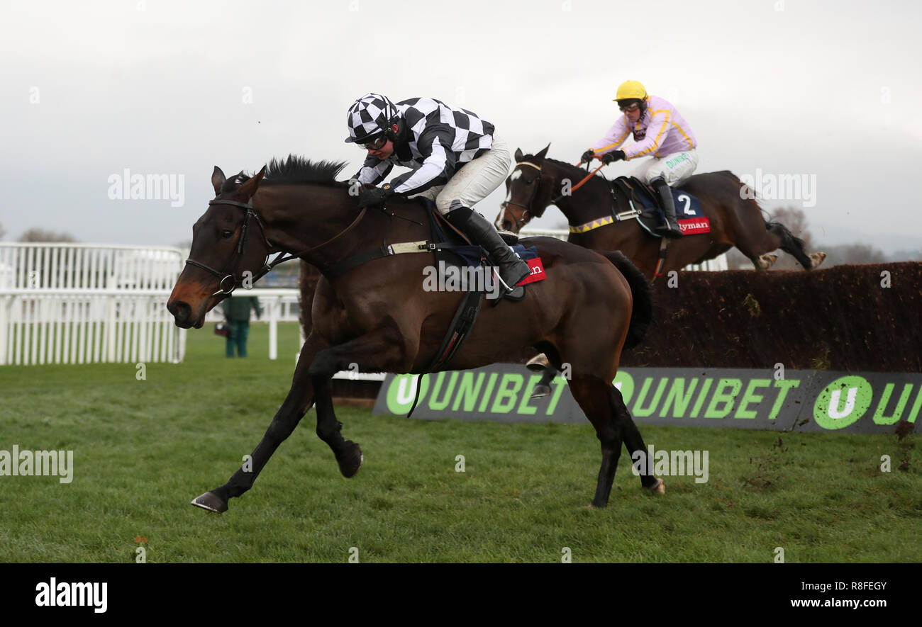 Drovers Lane cavalcato da Sean Bowen sulla loro strada per la vittoria in il Ryman novizi' Chase durante la seconda giornata di incontro internazionale a Cheltenham Racecourse. Foto Stock