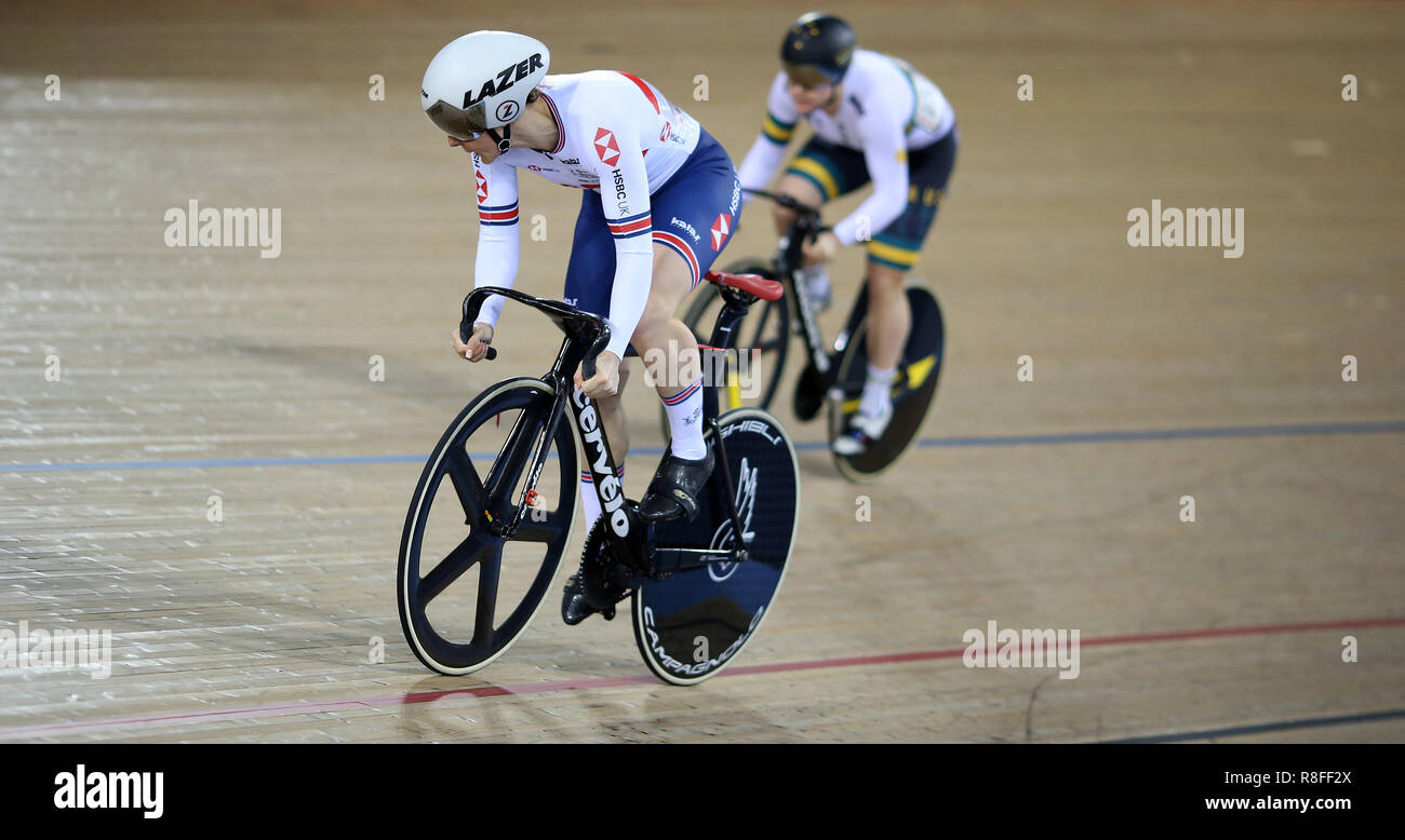 Katy Marchant di Gran Bretagna e Stephanie Morton di Australia durante la donna Sprint quarti di finale gara 1 durante il giorno due di Tissot UCI di ciclismo su pista di Coppa del Mondo a Lee Valley VeloPark, Londra. Foto Stock