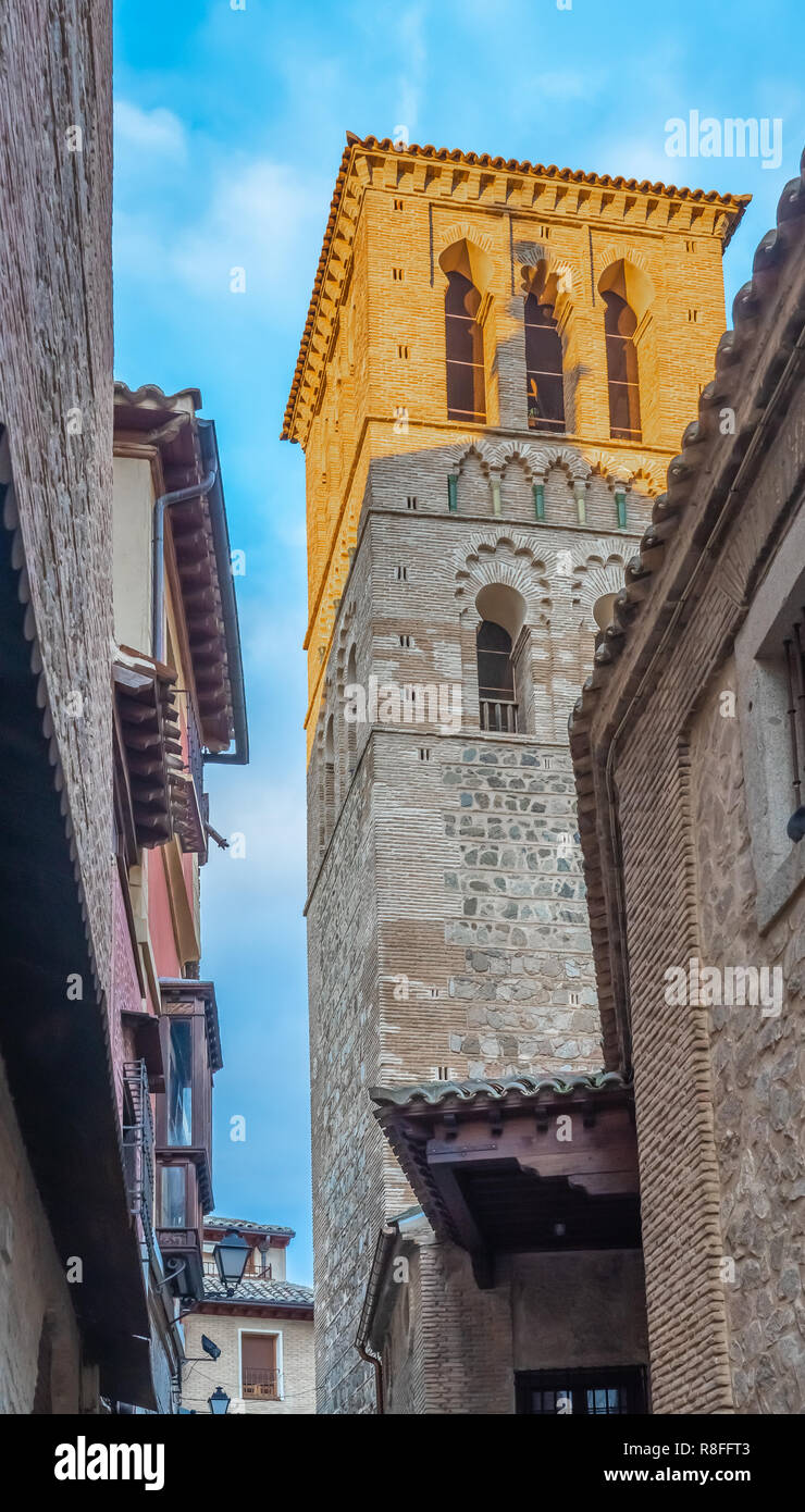 Chiesa di Santo Tome, Toledo, Spagna. Fondata dopo la riconquista della città di re Alfonso VI di Leon sul sito di una vecchia moschea. Il minareto fu t Foto Stock