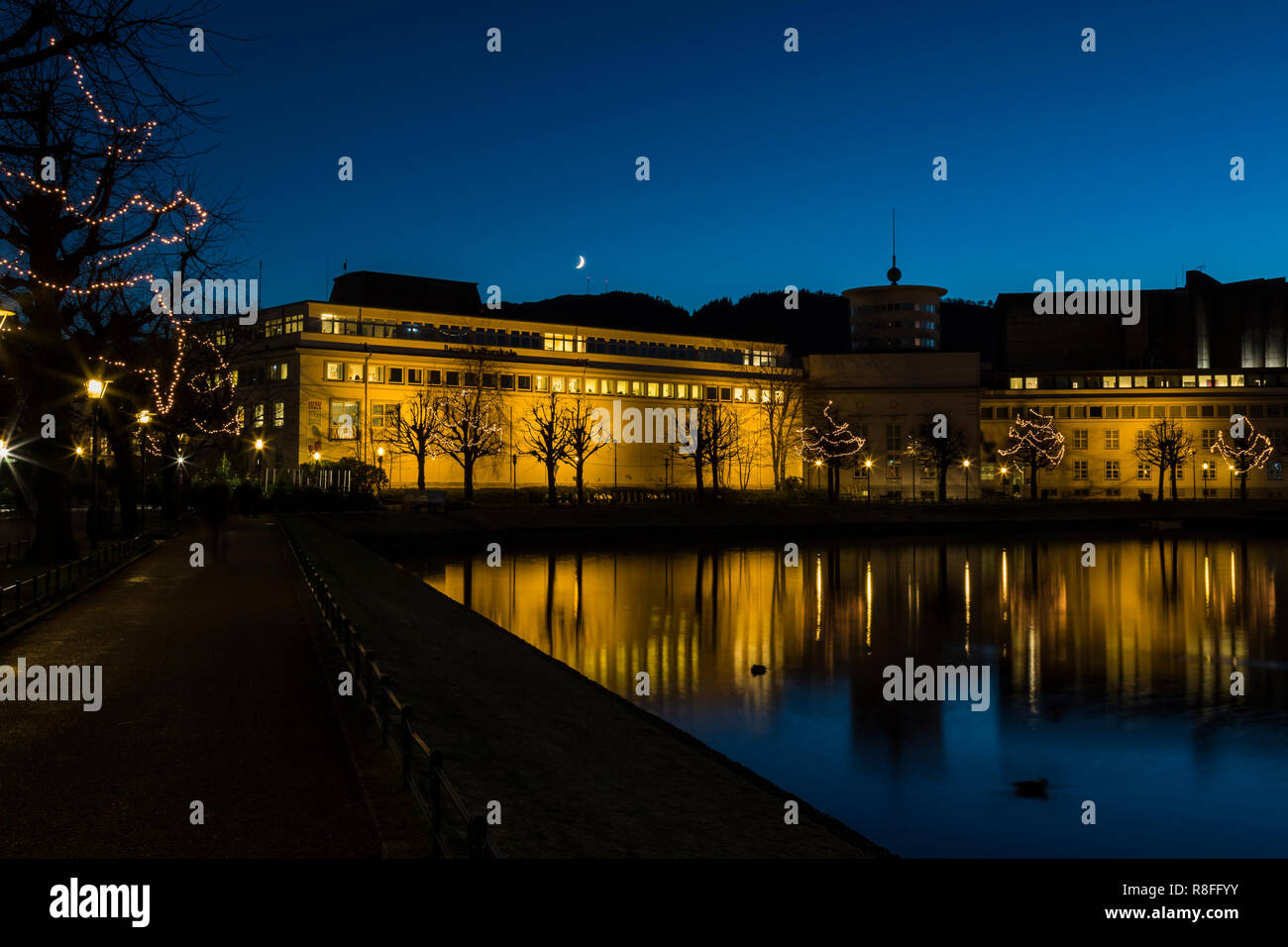 Illuminata KODE gallerie d' arte a Lille Lungegaardsvannet lago nel centro di Bergen, Norvegia. Foto Stock