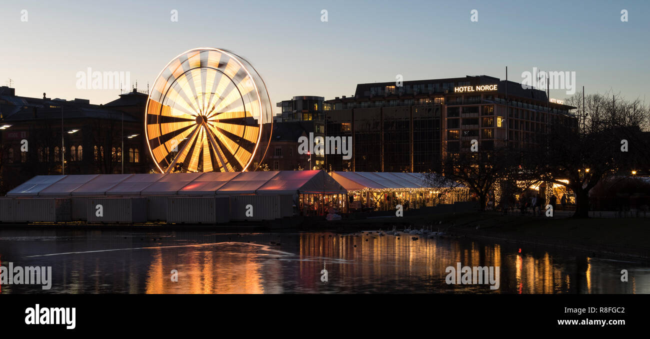 Mercatino di Natale di Lille Lungegaardsvannet lago nel centro di Bergen, Norvegia. Ruota panoramica Ferris rotante. Foto Stock