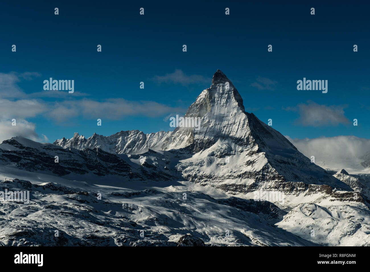 Cervino nelle Alpi Svizzere - iconico picco di montagna Foto Stock