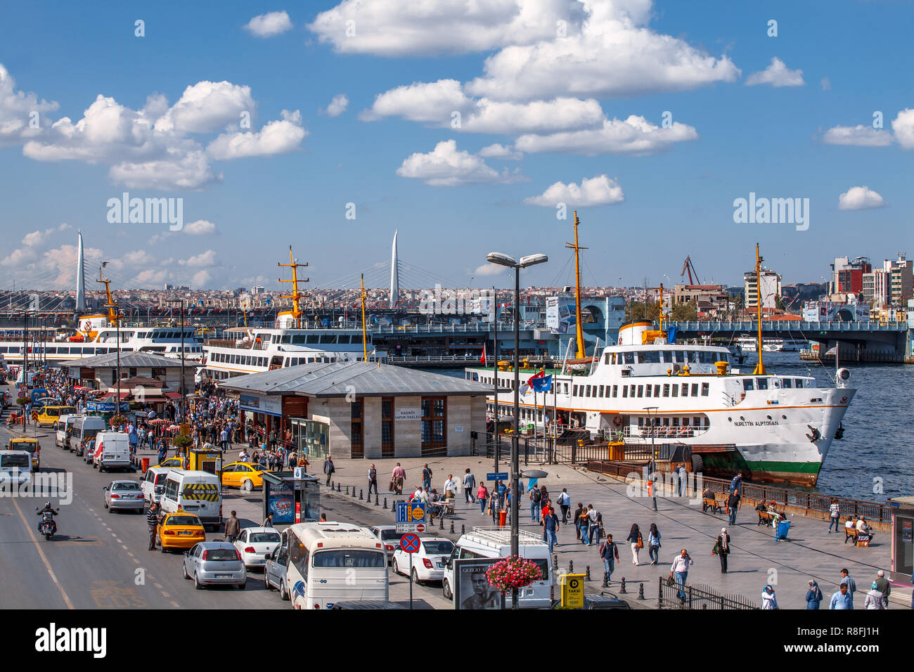 ISTANBUL / Türkiye - 09.23.2013: persone scendere una città nave traghetto a Eminonu.l. nel 2013, quasi 340.000 ai passeggeri di utilizzare quotidianamente traghetti a Istanbul per Foto Stock