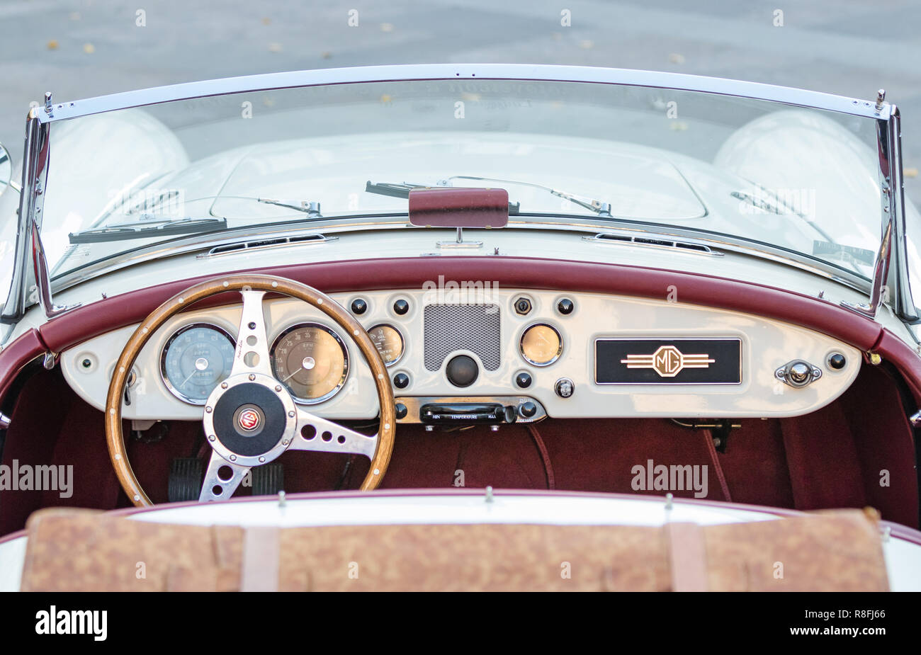 Ancona , Italia - Settembre 23th, 2018 : volante e sul cruscotto di un MG MGA 1960 - 61 auto d'epoca in un auto d'epoca in mostra ad Ancona, Italia. Foto Stock