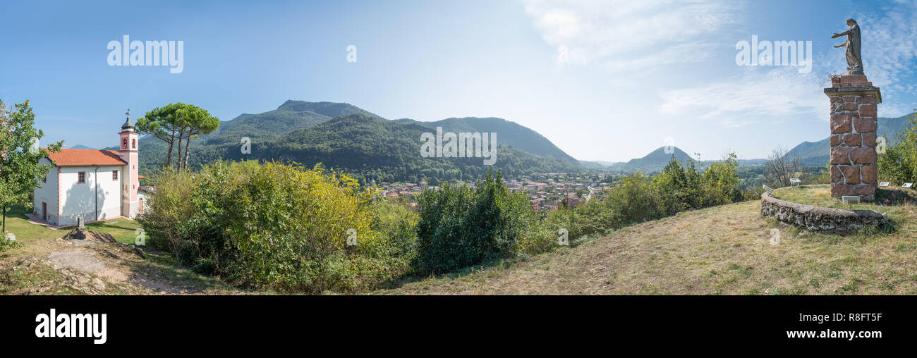 Besano, Italia. Punto di partenza per la parte italiana del Monte San Giorgio. La zona è Patrimonio mondiale dell UNESCO Foto Stock