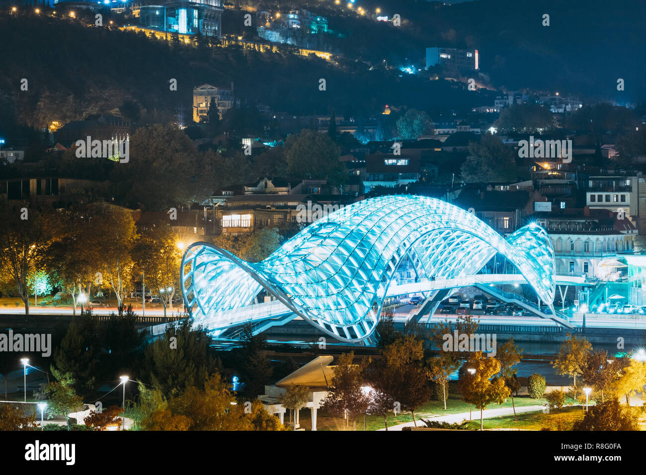 Tbilisi, Georgia - 11 Novembre 2018: vista notturna del ponte di pace in sera luminarie. Foto Stock