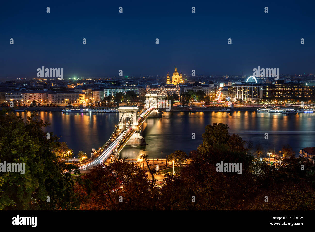 Il Ponte delle catene e il fiume del Danubio nella città di Budapest di notte paesaggio con la basilica e la grande ruota - Lunga esposizione foto Foto Stock