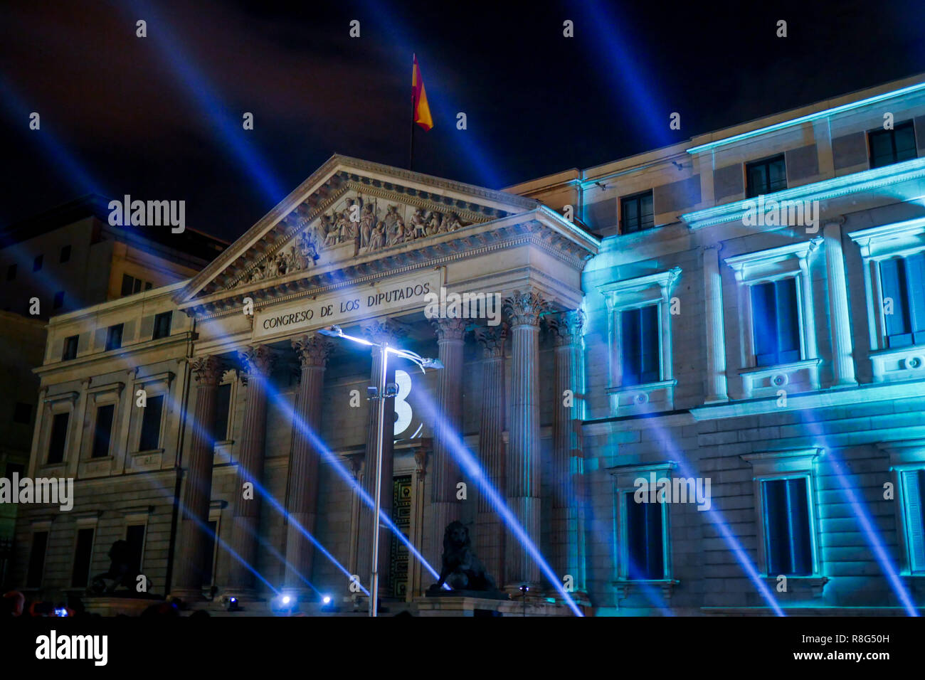 Luce che mostra il Congresso dei Deputati facciata in occasione del quarantesimo anniversario della Costituzione spagnola, Madrid, Spagna Foto Stock