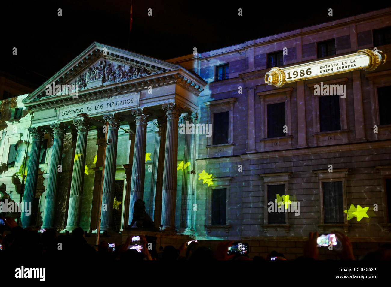 Luce che mostra il Congresso dei Deputati facciata in occasione del quarantesimo anniversario della Costituzione spagnola, Madrid, Spagna Foto Stock