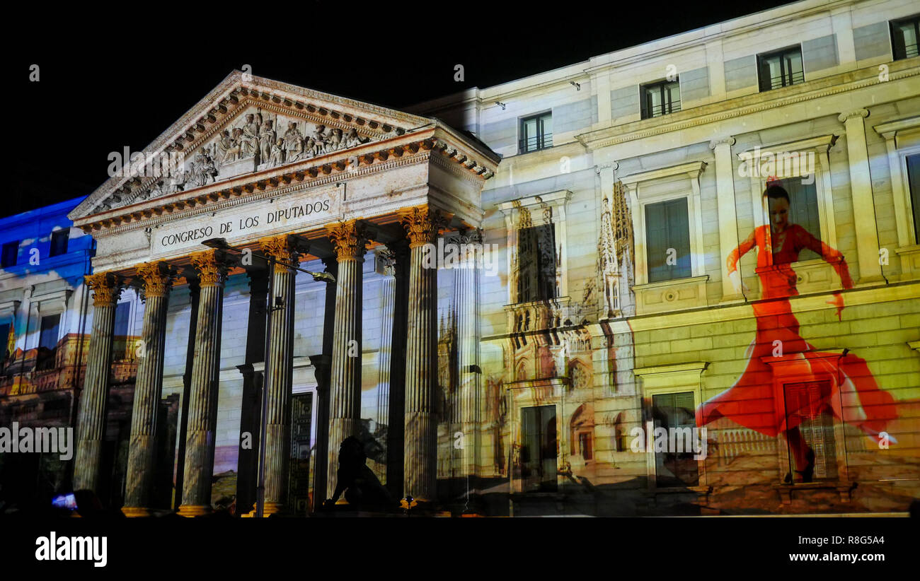 Luce che mostra il Congresso dei Deputati facciata in occasione del quarantesimo anniversario della Costituzione spagnola, Madrid, Spagna Foto Stock