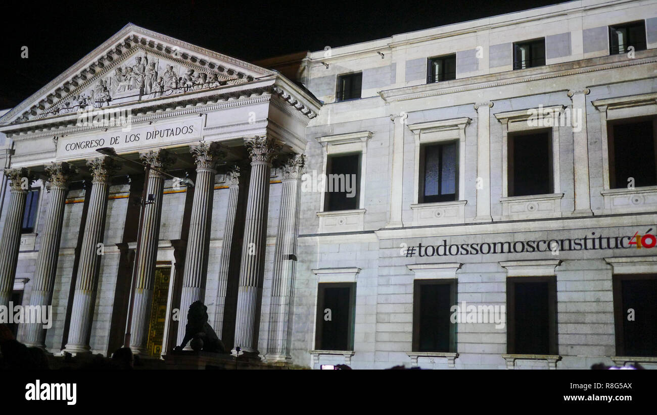 Luce che mostra il Congresso dei Deputati facciata in occasione del quarantesimo anniversario della Costituzione spagnola, Madrid, Spagna Foto Stock