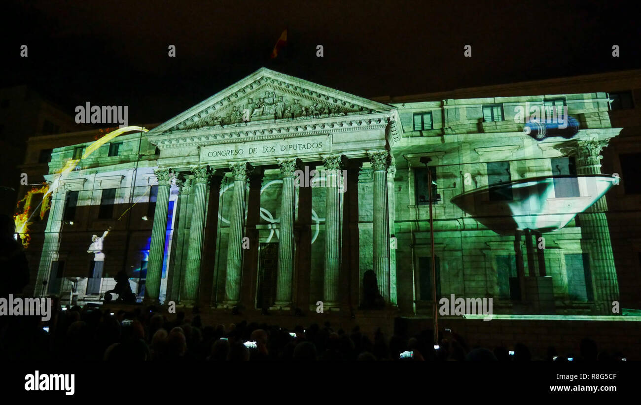 Luce che mostra il Congresso dei Deputati facciata in occasione del quarantesimo anniversario della Costituzione spagnola, Madrid, Spagna Foto Stock