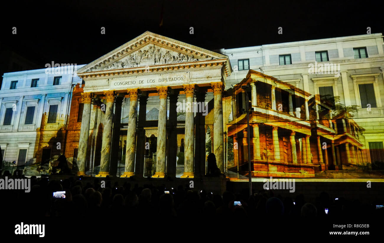 Luce che mostra il Congresso dei Deputati facciata in occasione del quarantesimo anniversario della Costituzione spagnola, Madrid, Spagna Foto Stock