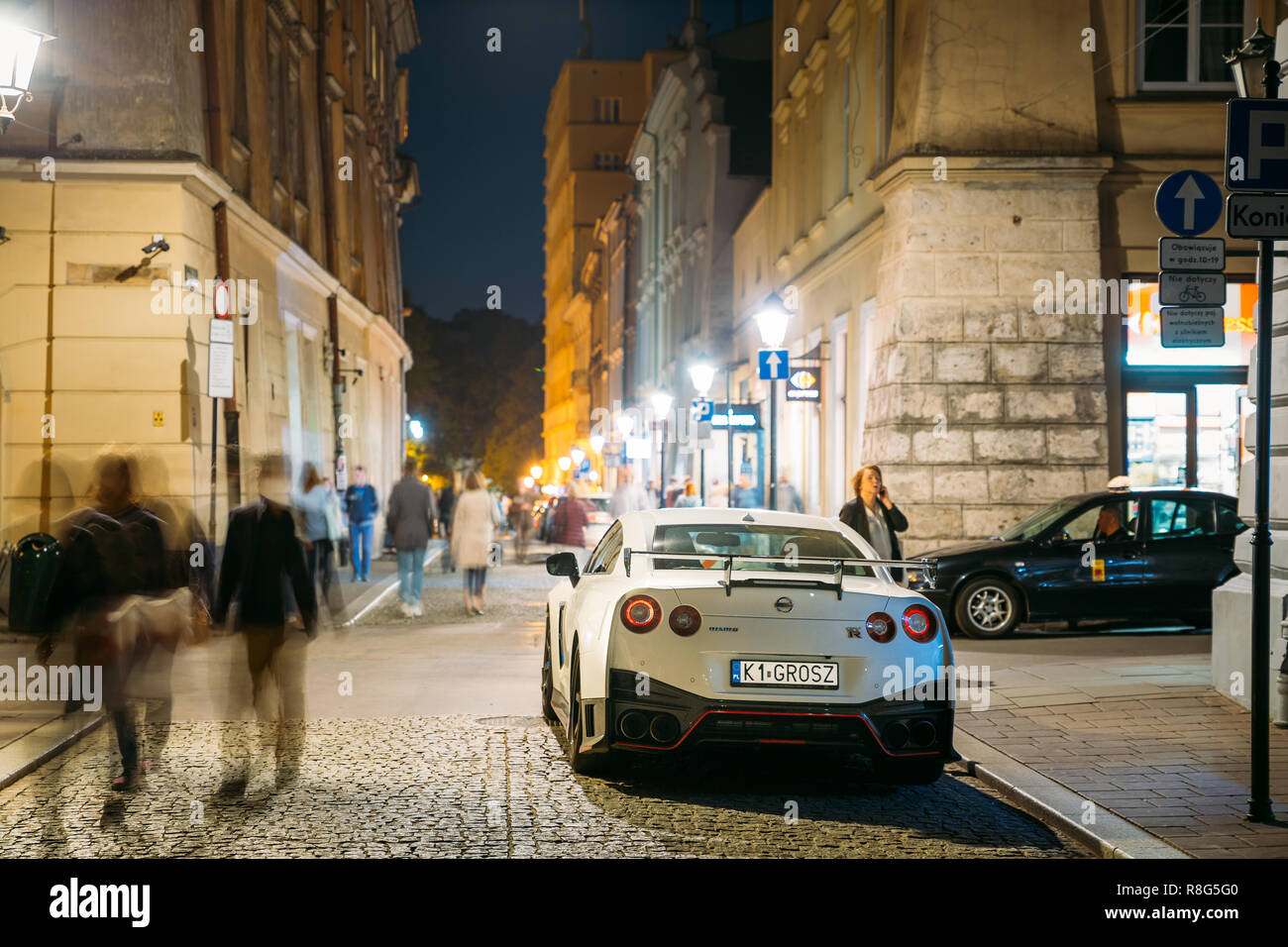 Cracovia in Polonia - Agosto 27, 2018: la Nissan NISMO GT-R sportscar auto parcheggiate su strada notte. La Nissan GT-R è un 2 porte 2+2 Veicolo alto rendimento Foto Stock